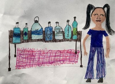 Tegning av 7 flasker med kjøpevann og en jente som står ved siden av