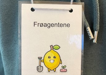 illustrasjonsfoto skilt med sitrusfrukt det står Frøagentene på