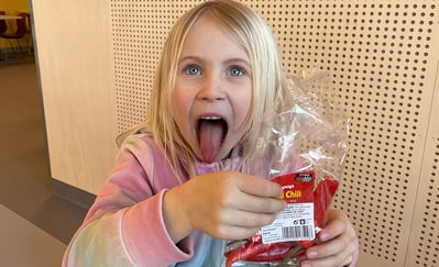 jente med chili og tunga stukket ut