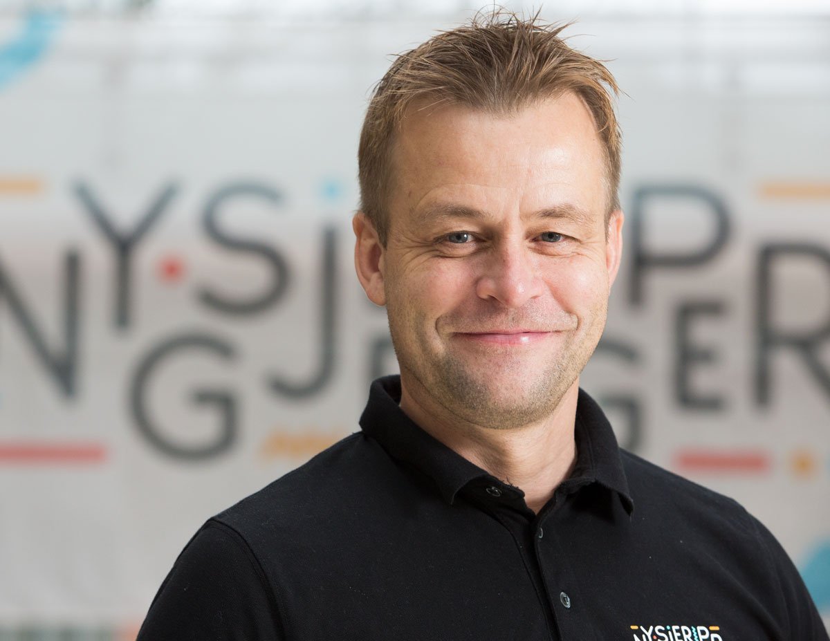 Portrett av Frode Skjold med Nysgjerrigper-logo i bakgrunn